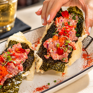 2 Sushis a la Carta + Entrada de Tiradito o Brochetas de Pollo + Postre