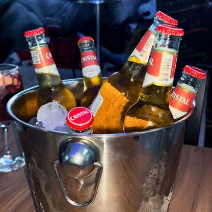 20 Alitas + 3 Empanadas + Cubetazo de Cervezas o 1 Litro de Soda por solo $18 en La Hincha Brava Sport Bar