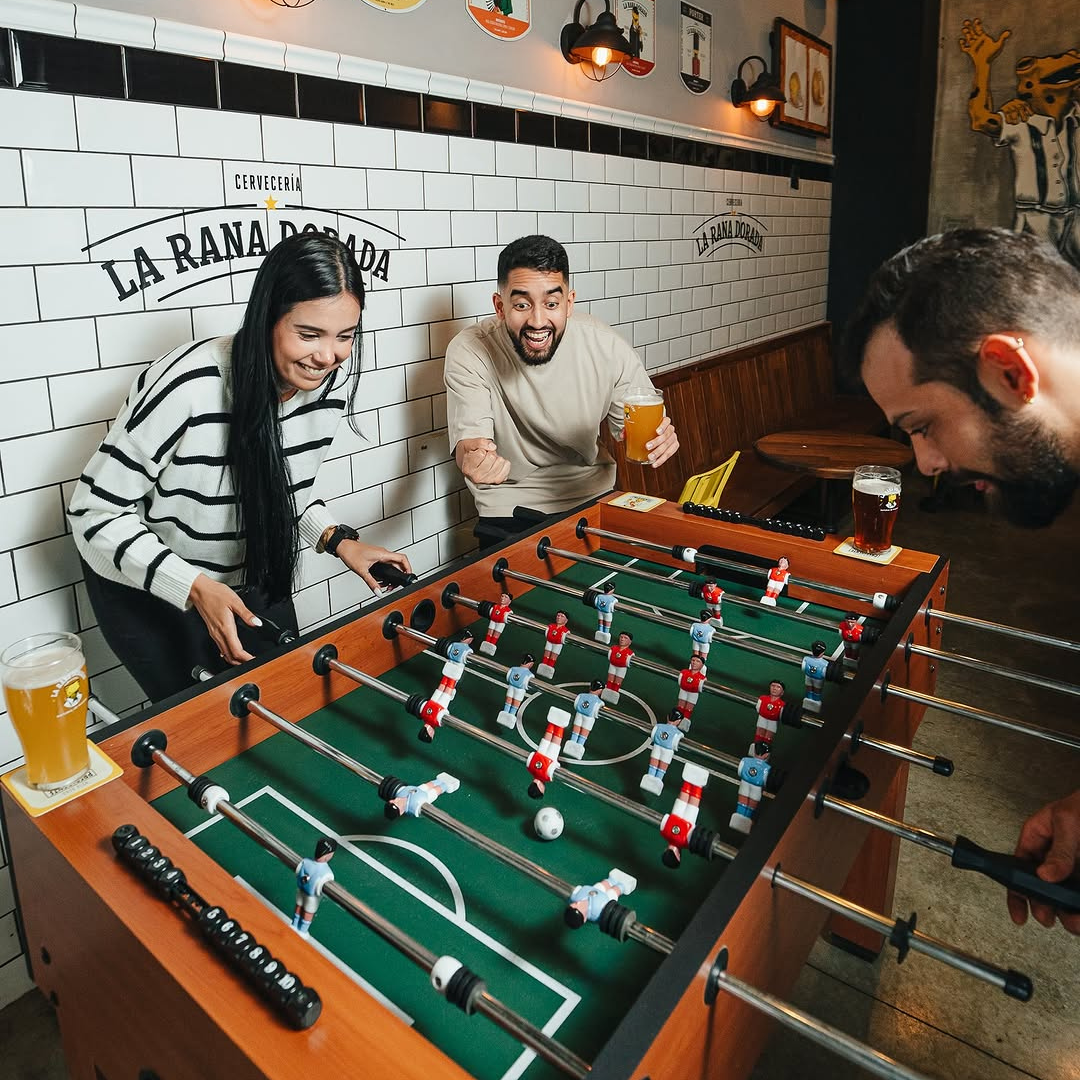 Jarra de Cerveza Clásica + Pizza desde $20 en La Rana Dorada – Brisas del Golf
