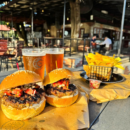 2x1 en Burgers La Fábrica +  Platanitos Chimicheesy + 2 Bebidas por $18 en La Fábrica