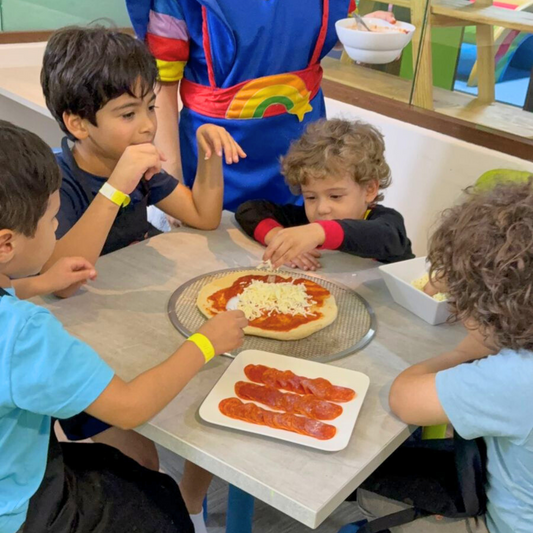 Pasadía Familiar: Haz tu Pizza + 7 Atracciones por 3 Horas hasta para 2 Adultos y 2 Niños desde $16 en Mundo Kids