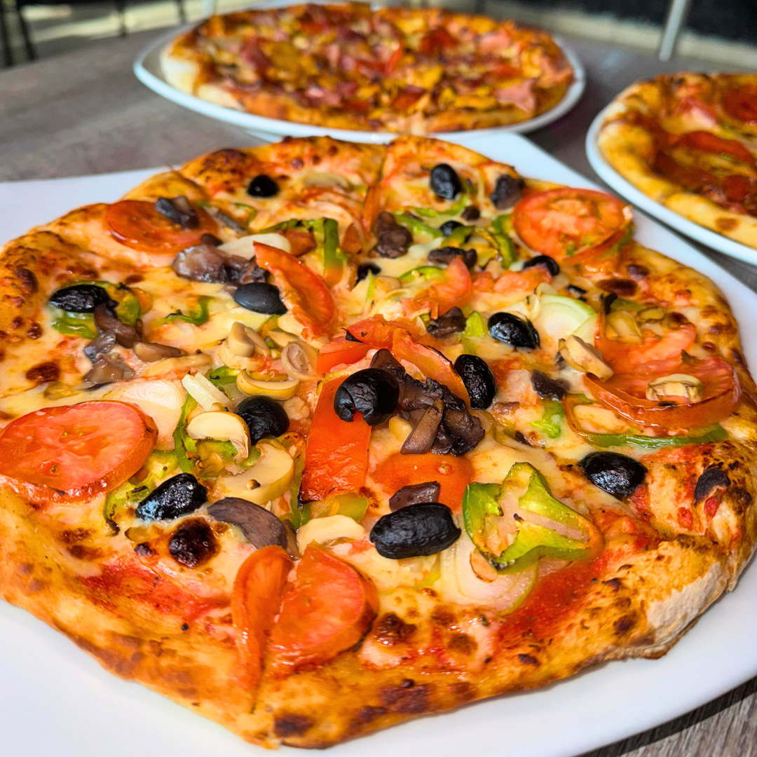 All You Can Eat en Pizzas Clásicas por $18 para 2 personas por 2 Horas en Nonnos Pizza