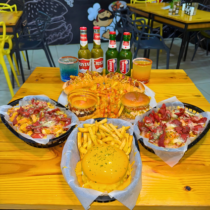 Bandeja de 2 Burgers y 2 Hotdogs + 1 Burger Cheddar y Papas Fritas + 2 Salchipapas + 4 Cervezas + 2 Cocteles por $35 en Papas Locas