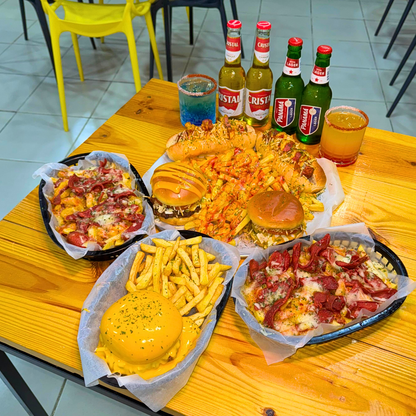 Bandeja de 2 Burgers y 2 Hotdogs + 1 Burger Cheddar y Papas Fritas + 2 Salchipapas + 4 Cervezas + 2 Cocteles por $35 en Papas Locas