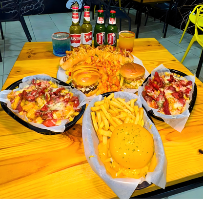 Bandeja de 2 Burgers y 2 Hotdogs + 1 Burger Cheddar y Papas Fritas + 2 Salchipapas + 4 Cervezas + 2 Cocteles por $35 en Papas Locas