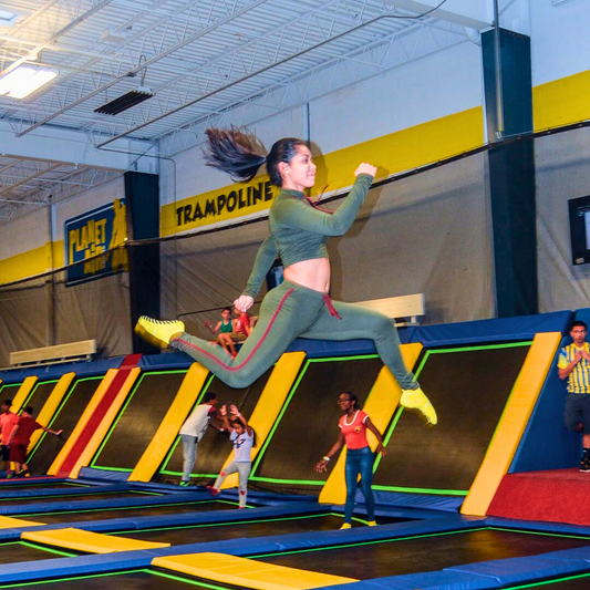 2 Horas de Trampolines + Circuito de Obstáculos para 2 Niños + 4 Slices de Pizza + 2 Sodas por $22 en Planet Air Sports