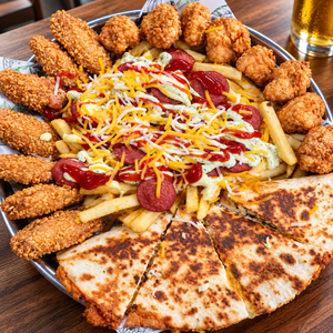 Bandeja para 2 con Alitas, Boneless, Quesadilla, Mega Salchipapa y Sodas
