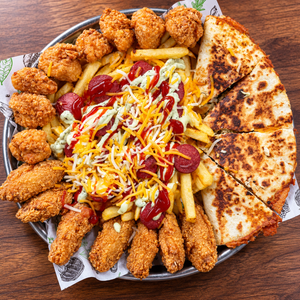 Bandeja para 2 con Alitas, Boneless, Quesadilla, Mega Salchipapa y Sodas
