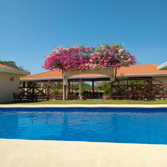 Escápate al interior con esta estadía o pasadía completo en Pocrí Country Resort desde $44