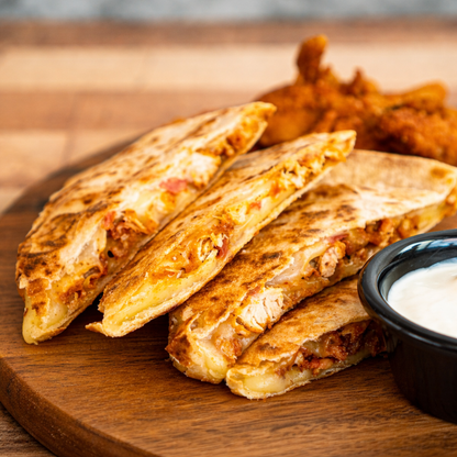 20 Wings o Boneless + 2 Quesadillas + 2 Sides + 2 Sodas por $25 en Wing Zone El Dorado