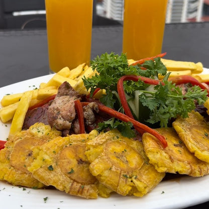 Pasadía con Piscina + Picada de Carnes + 2 Bebidas para 2 Personas por $30 en el Hotel Soloy