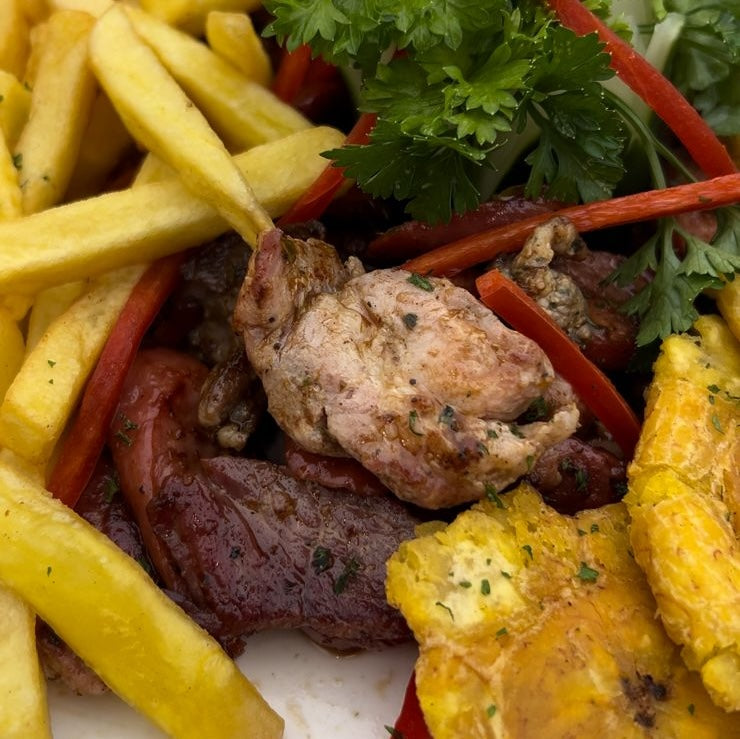 Pasadía con Piscina + Picada de Carnes + 2 Bebidas para 2 Personas por $30 en el Hotel Soloy