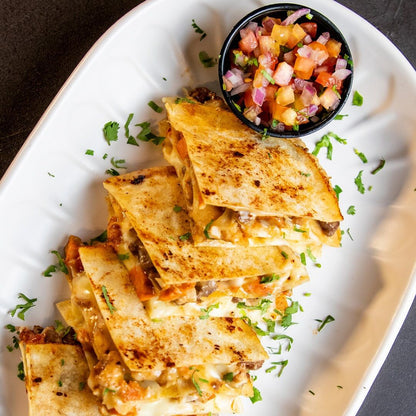 Experiencia Tex-Mex con Entrada + 2 Platos Fuertes + Cubetazo de Heineken por $25 en Social Kitchen & Bar