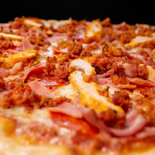 Pizza Carnívora 10” + Pasta Carbonara + 2 Bebidas por solo $18 en Pronto Pizza