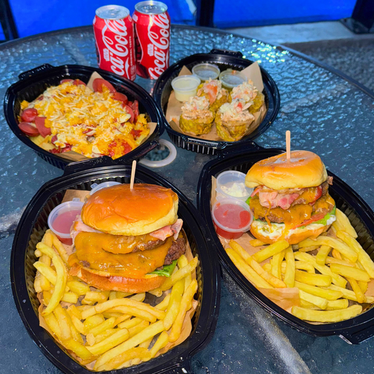 Combo de Burgers con Papas + Entrada de Patacones Rellenos + Salchipapa + 2 Bebidas por $15 en El Toque West