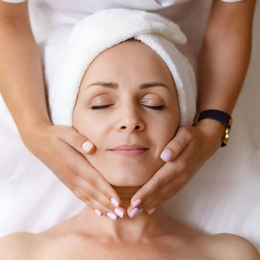 Exfoliación de espalda + Masaje relajante completo + masaje facial por 35$ en Milena Cadavid Beauty Esthetic
