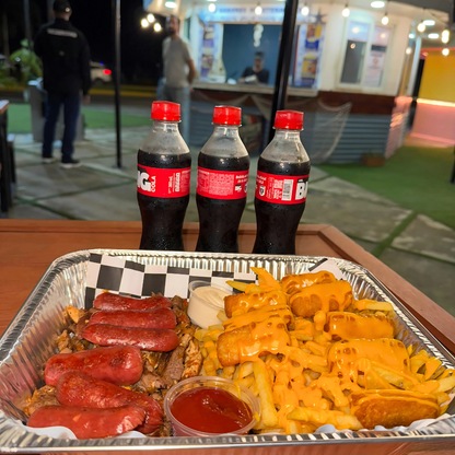 Parrillada Carnívora Familiar + Papas y Yuca Fritas Bañadas en Queso Fundido + 3 Bebidas por $18 en Sabores Mediterráneos
