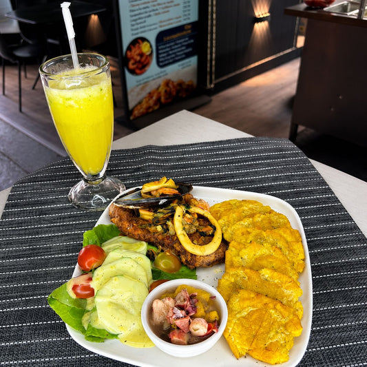 2 Platos a Elegir + Guarnición + Ensalada por solo $10 para 2 personas en Raw and Real