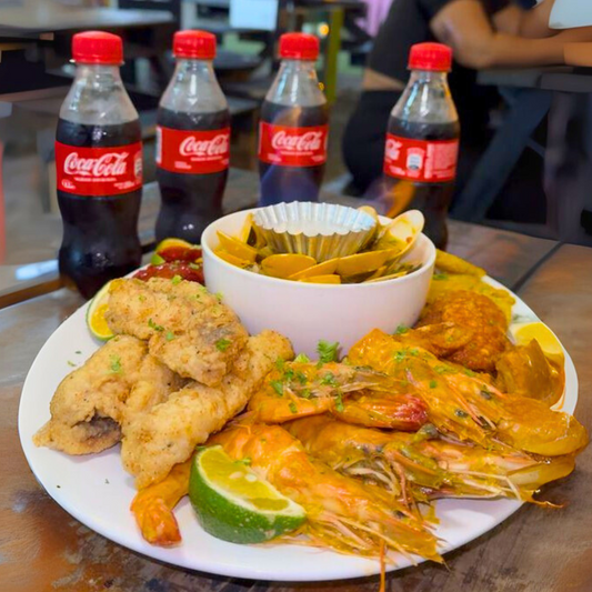 Combo de Almejas al Ajillo + Camarones + Chicharrones + Chorizo + Deditos de Pescado + Patacones + 4 Sodas por $20 en Ají Chombo Pty
