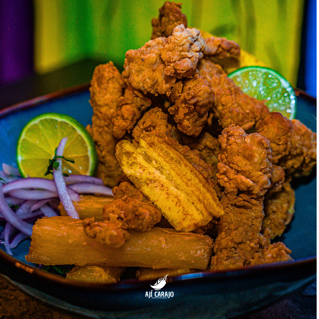 Pagas $10 y consumes $20 en comidas y bebidas en Ají Carajo
