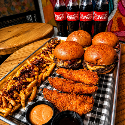 Salvaje Box con 4 Cheeseburgers + Papas Cargadas + 3 Tenders + 4 Bebidas por $20 en Alitas Salvajes Pub