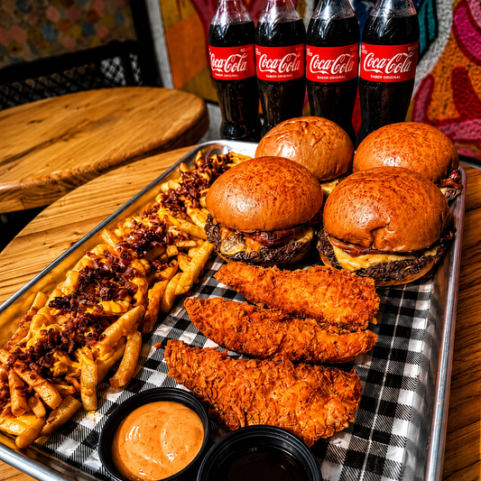 Salvaje Box con 4 Cheeseburgers + Papas Cargadas + 3 Tenders + 4 Bebidas por $20 en Alitas Salvajes Pub
