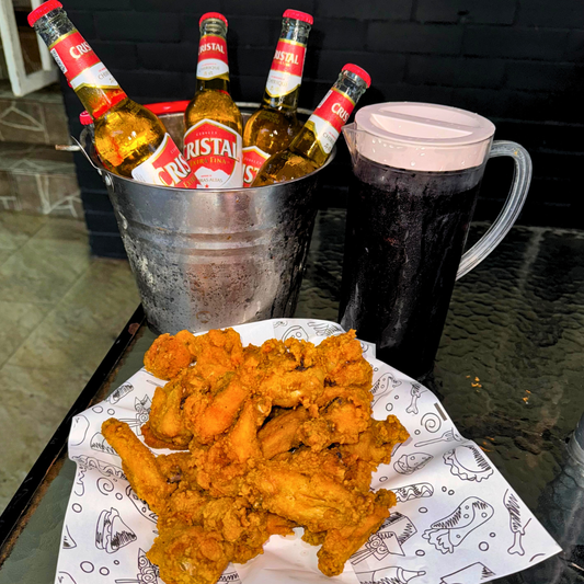 30 Alitas + 1 Cubetazo de Cerveza Nacional + ⁠1 jarra de Sangria por $20 en Amor al Fuego
