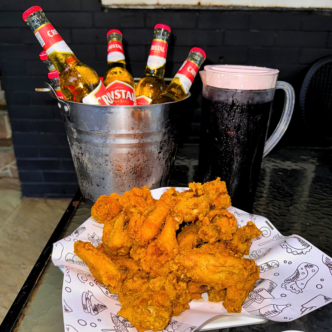 30 Alitas + 1 Cubetazo de Cerveza Nacional + ⁠1 jarra de Sangria por $20 en Amor al Fuego