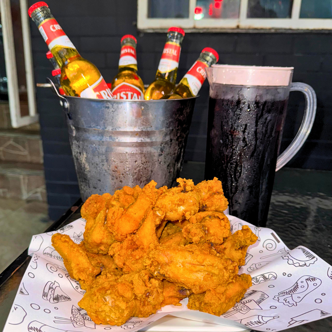 30 Alitas + 1 Cubetazo de Cerveza Nacional + ⁠1 jarra de Sangria por $20 en Amor al Fuego