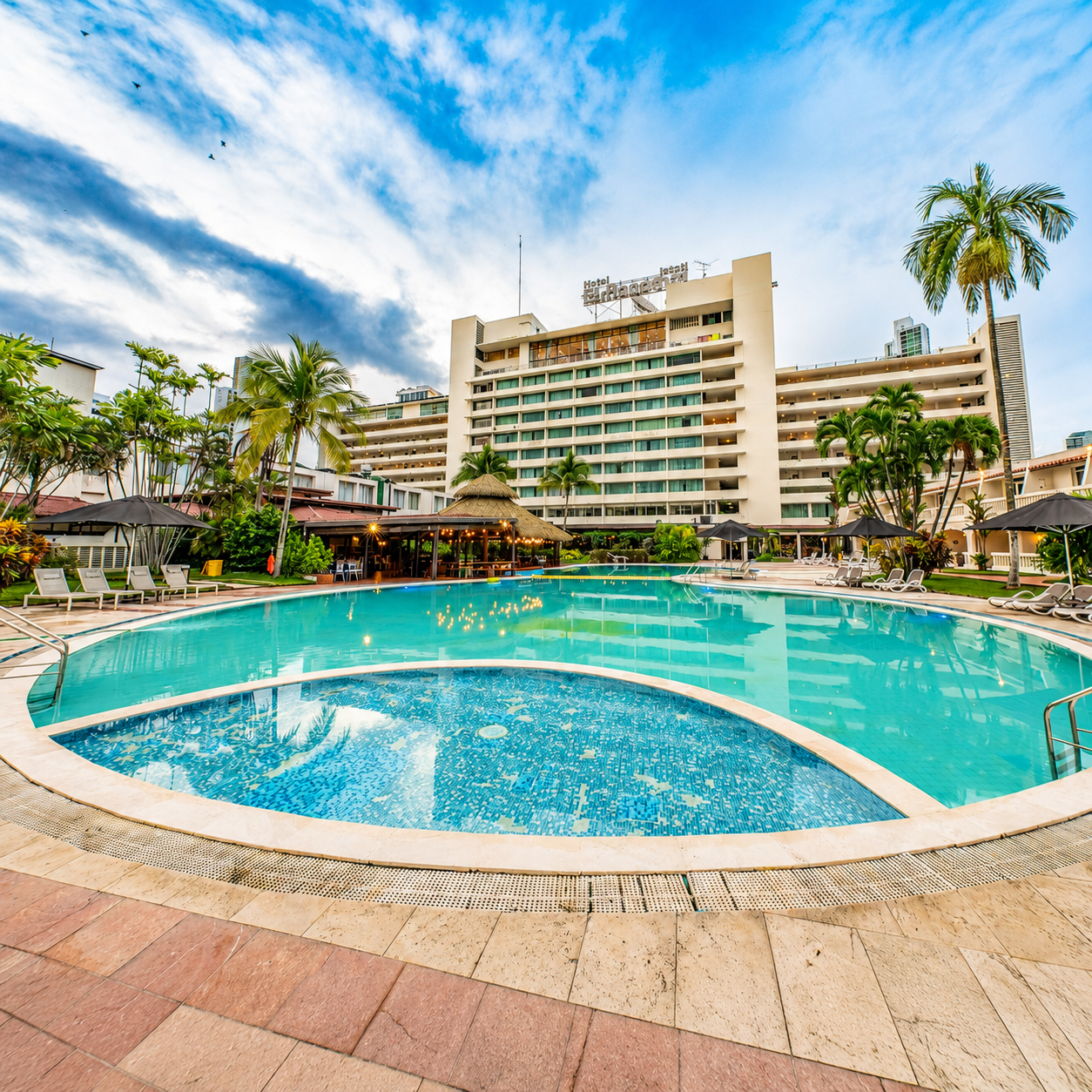 Pool Day para 2 Adultos y 2 Niños con Habitación + Combo Club Sándwich por $99 en Hotel El Panamá