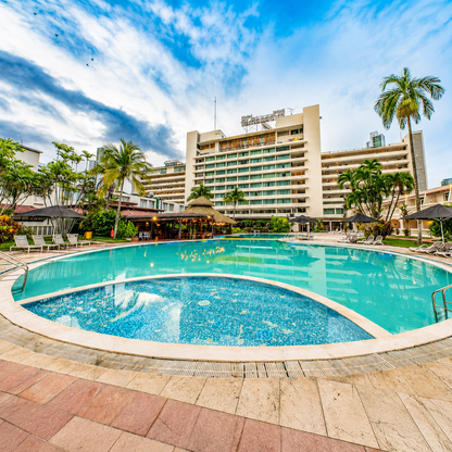 Pool Day para 2 Adultos y 2 Niños con Habitación + Combo Club Sándwich por $99 en Hotel El Panamá