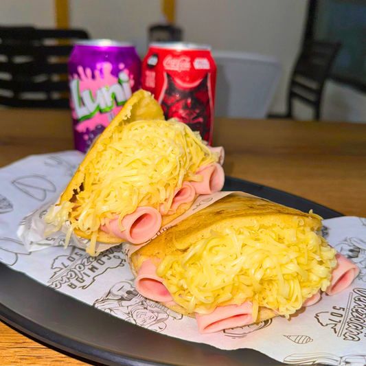 2 Arepas Junior de Jamón de Pierna y Queso + 2 bebidas por $7.50 en Comida Venezolana 507