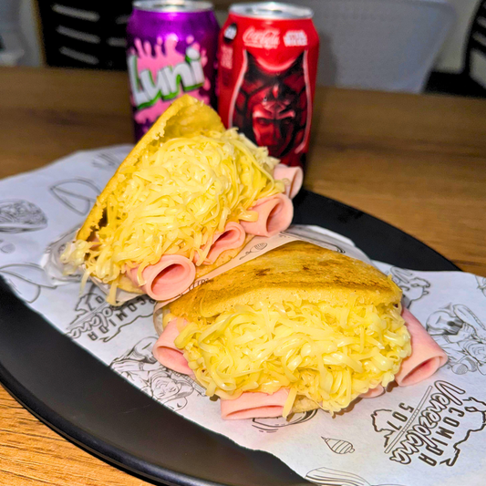 2 Arepas Junior de Jamón de Pierna y Queso + 2 bebidas por $7.50 en Comida Venezolana 507
