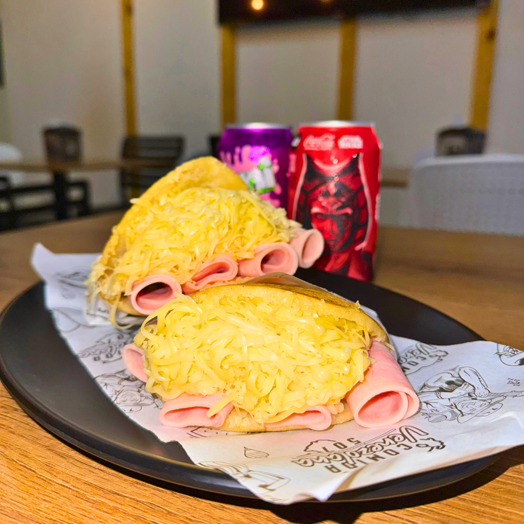 2 Arepas Junior de Jamón de Pierna y Queso + 2 bebidas por $7.50 en Comida Venezolana 507