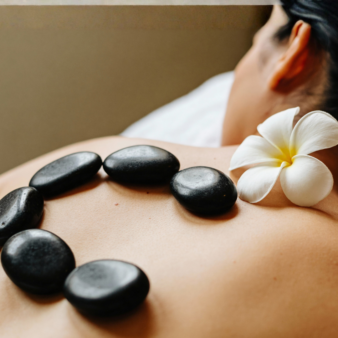 Masaje Relajante con Piedras Calientes por $17.99 en Elara Beauty Spa