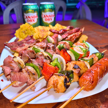 Parrillada de Pinchos Mixtos + Costillas de Puerco + 2 Bebidas por $10 en El Chuzo