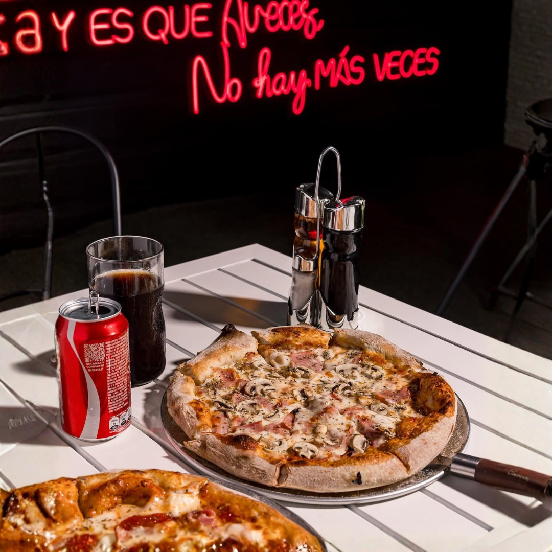 2 Pizzas Medianas + 1 Entrada de Bruschettas Pomodoro + 2 Bebidas por $15 en Esto es Pizza