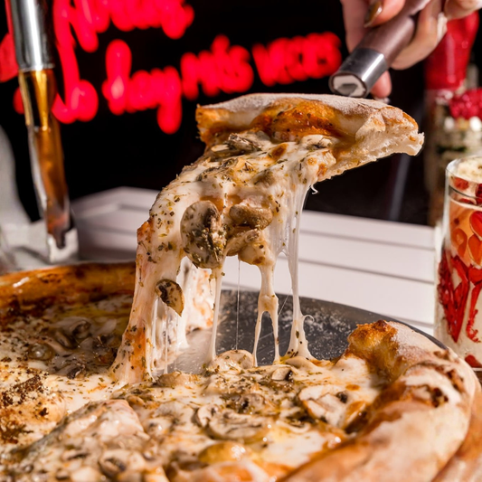 2 Pizzas Medianas + 1 Entrada de Bruschettas Pomodoro + 2 Bebidas por $15 en Esto es Pizza