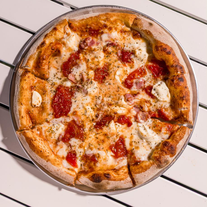 2 Pizzas Medianas + 1 Entrada de Bruschettas Pomodoro + 2 Bebidas por $15 en Esto es Pizza