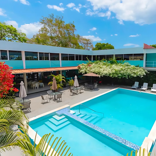 Pasadía con Piscina para 2 Adultos +2 Hamburguesas + 2 Papas + 2 Bebidas por $25 en Hotel Pacific Coast