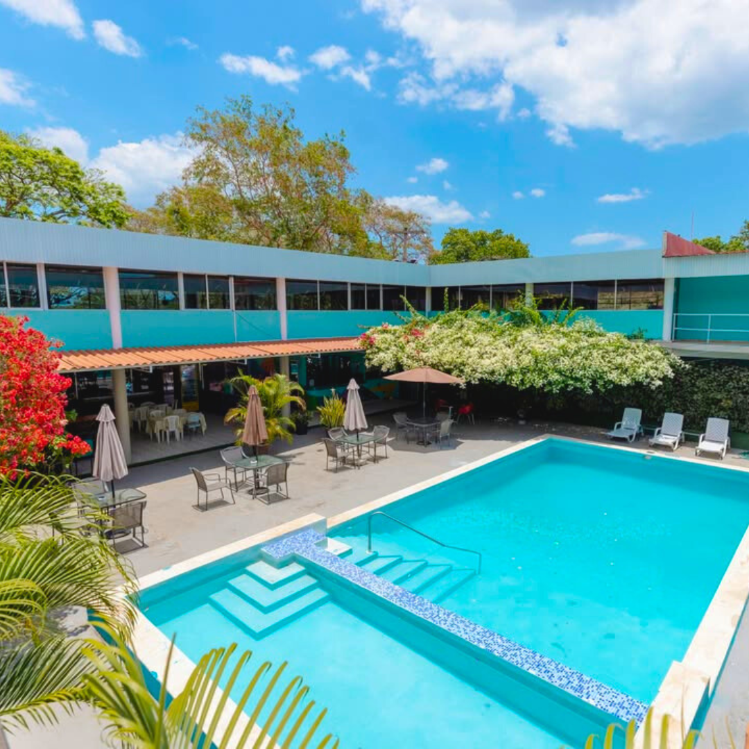 Pasadía con Piscina para 2 Adultos +2 Hamburguesas + 2 Papas + 2 Bebidas por $25 en Hotel Pacific Coast
