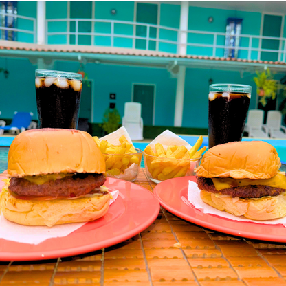 Pasadía con Piscina para 2 Adultos +2 Hamburguesas + 2 Papas + 2 Bebidas por $25 en Hotel Pacific Coast