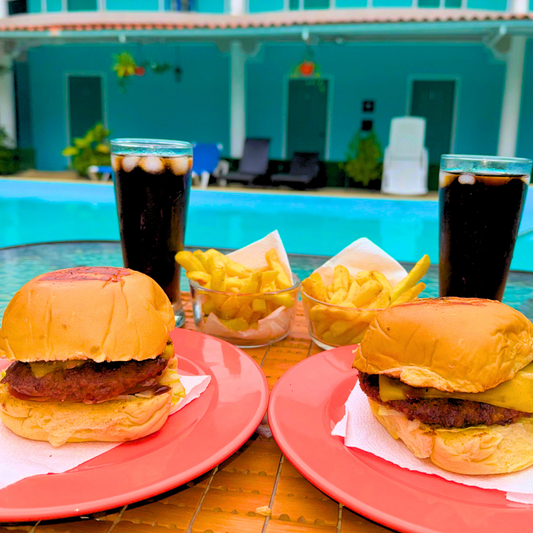Pasadía con Piscina para 2 Adultos +2 Hamburguesas + 2 Papas + 2 Bebidas por $25 en Hotel Pacific Coast