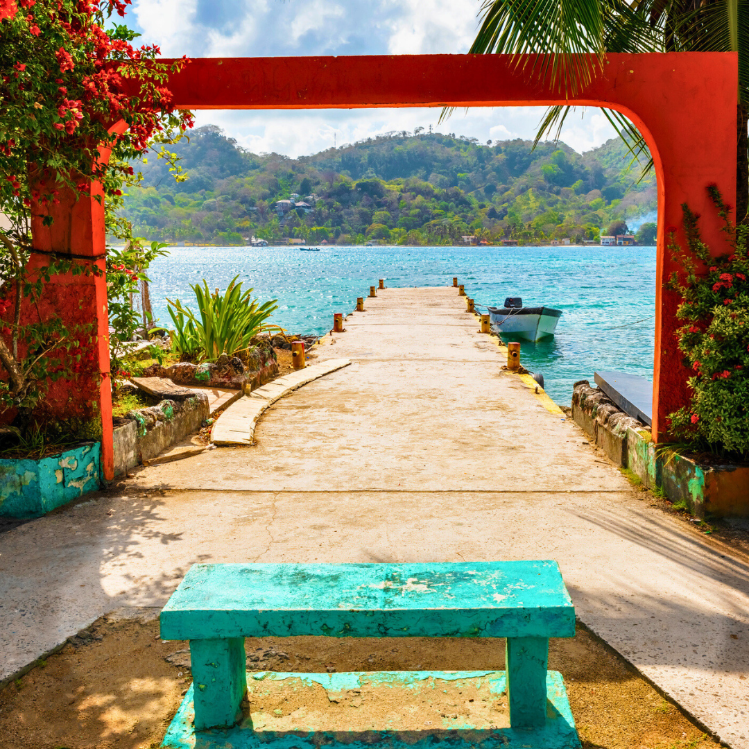 Tour de Islas + 2 Canastas de Deditos de Pescado con Patacones + 4 Cervezas para 4 personas por $40 en El Bucanero