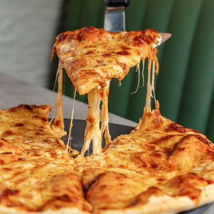 Mega Combo Familiar: 2 Entradas + 6 Pizzas Personales de Especialidad + 6 Limonadas + 6 Copas de Helado por $48 en Valenti's