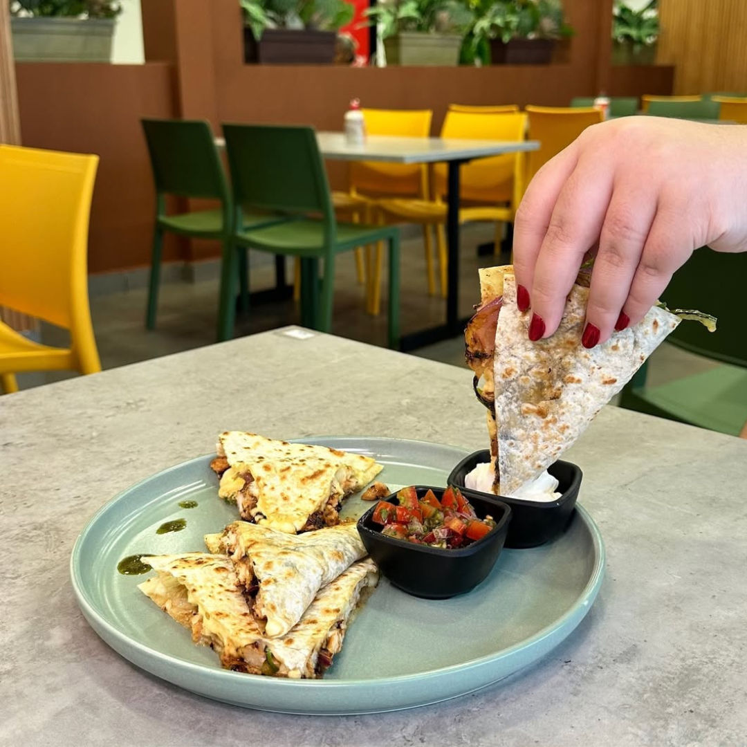 Combo Especial: 3 Platos fuertes a Elegir + 3 Postres + 3 Bebidas por solo $30 en Valenti's