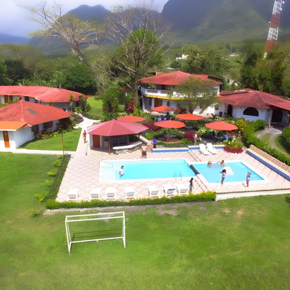 Estadía de 1 noche para 2, 3 o 4 personas + Desayuno incluido desde $73 en el Hotel Valle Verde